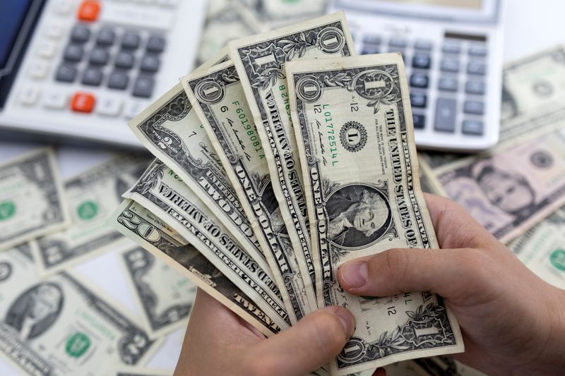 Investors lift US dollar, focus on Federal Reserve outlook