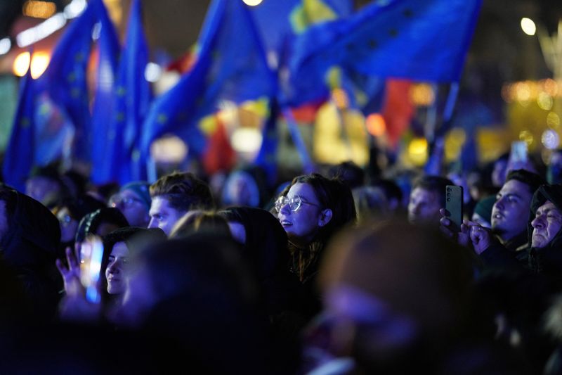 Romanian pro-European parties agree to quickly form broad coalition government