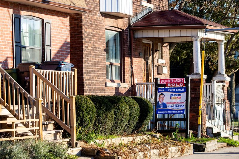 Canadian home sales fall in December; up 10% in fourth quarter